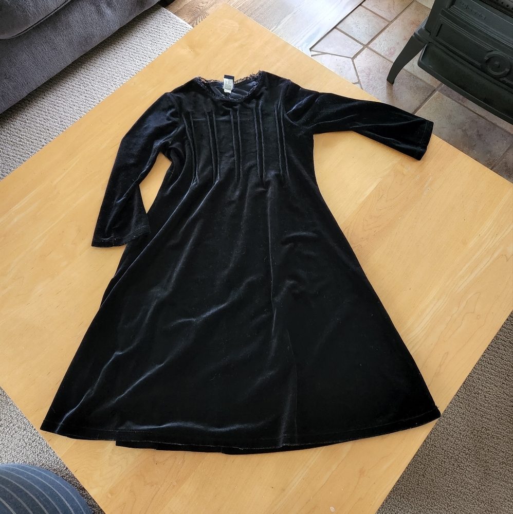 Black velvet dress size 7-8